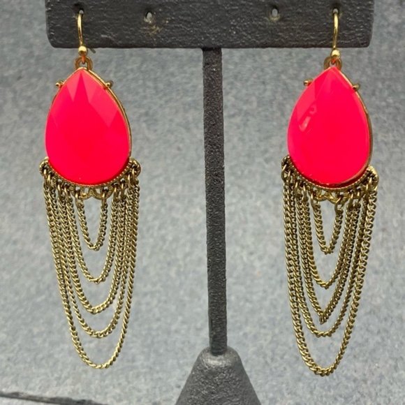 Trifari Dangle Pierced Earrings Neon Pink Faceted Teardrop Gold Chain Barbie - Picture 3 of 6